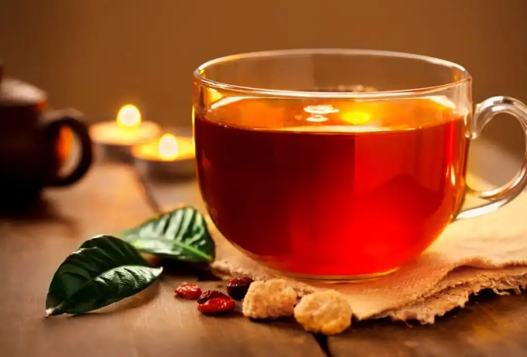 Xícara de chá de insulina vegetal preparada com folhas de Costus spicatus.