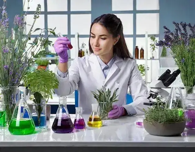 Fitoterapia moderna: pesquisadora analisando extratos de plantas medicinais em laboratório de fitoterapia