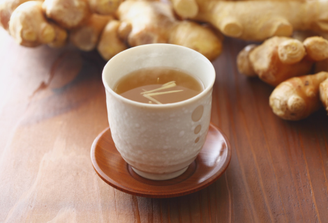 Chá de Gengibre: uso tradicional, preparo e cuidados terapêuticos | Benverde Xícara de chá de gengibre com raízes de gengibre ao fundo em ambiente terapêutico