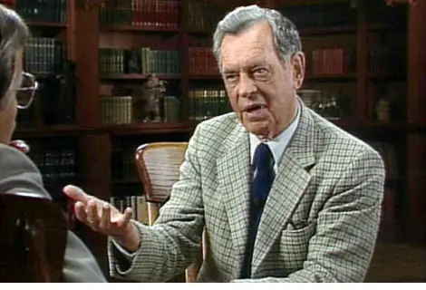 O Poder do Mito: arquétipos, lendas e a jornada da alma humana | Benverde Cena da série O Poder do Mito mostrando um estudioso conversando em uma biblioteca, em diálogo sobre símbolos, mitologia e sabedoria ancestral.