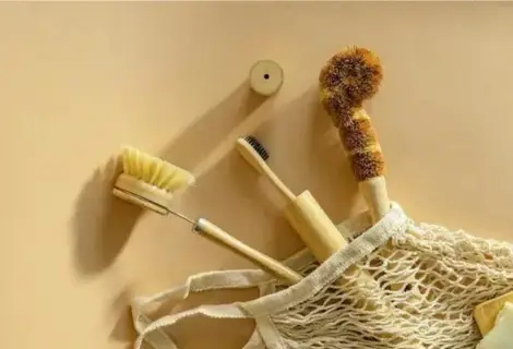 Produtos ecológicos de limpeza: utensílios de limpeza ecológicos de madeira e fibras naturais em ambiente minimalista