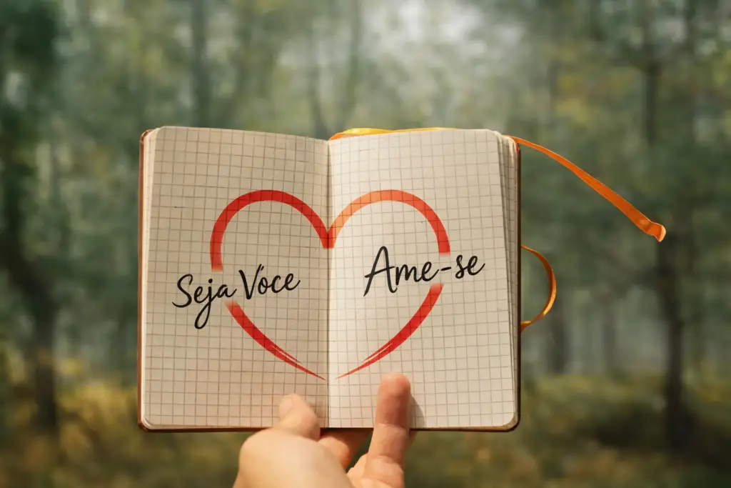 Autocuidado e autoestima: caderno aberto com coração e as palavras “Seja Você” e “Ame-se” em ambiente natural, simbolizando amor-próprio e autoestima