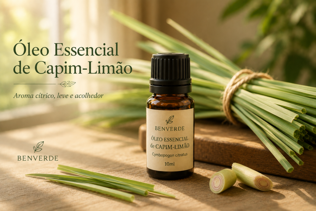 Frasco de óleo essencial de capim-limão ao lado de folhas frescas em ambiente iluminado naturalmente.